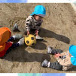 1歳児　ボール遊び　平均台　パズル　色　新聞紙遊び